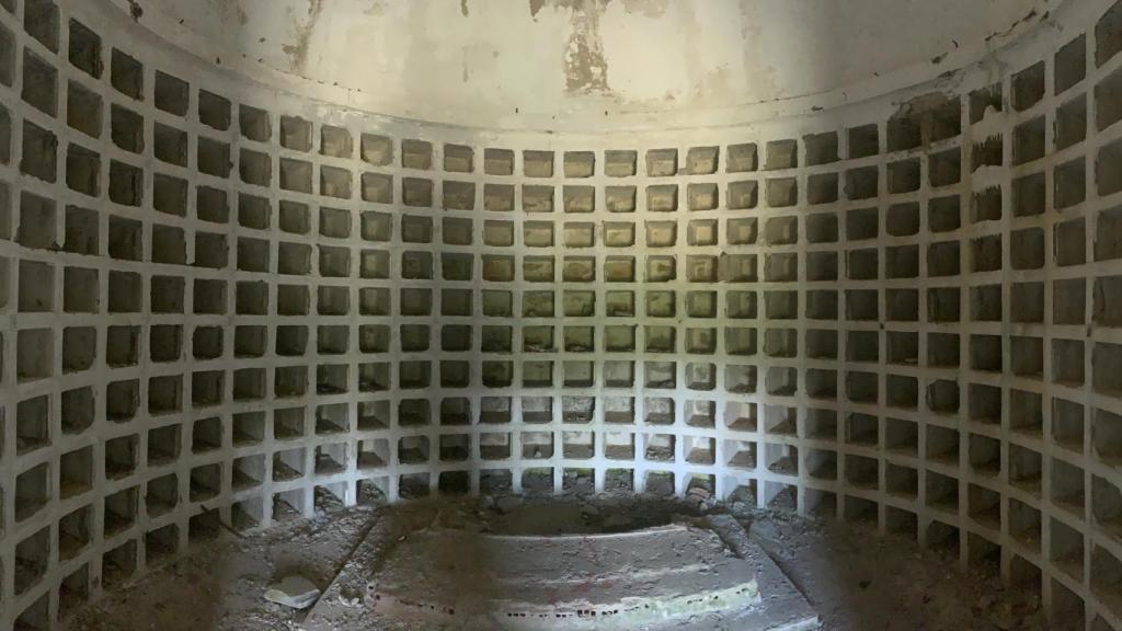 El interior de la pirámide con los nichos en los que estaban las placas con los nombres de los caídos