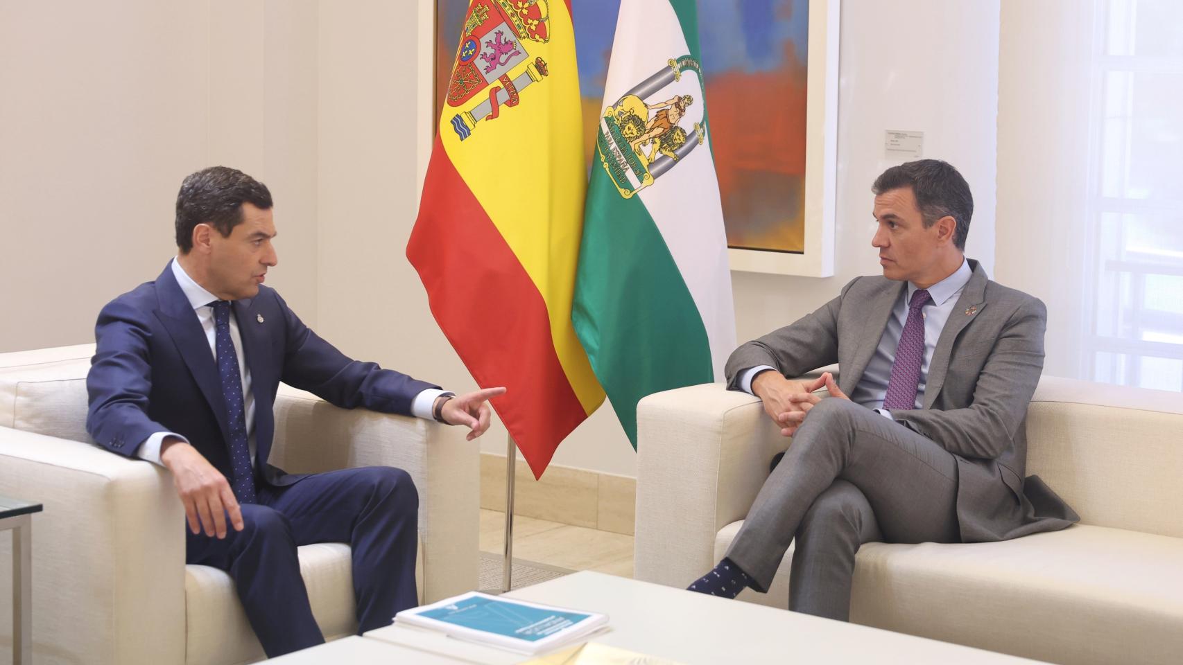 El presidente de la Junta, Juanma Moreno, en su encuentro con el presidente del Gobierno, Pedro Sánchez, en una reunión en Moncloa.