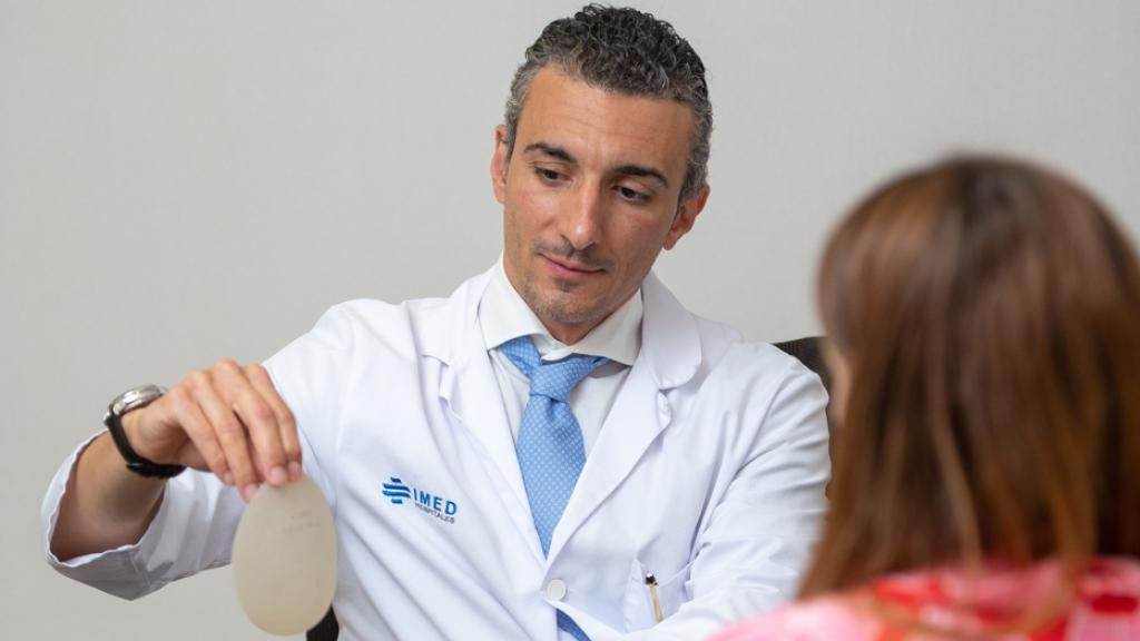 El doctor Mónaco, de Clínicas Ilahy, con una paciente.