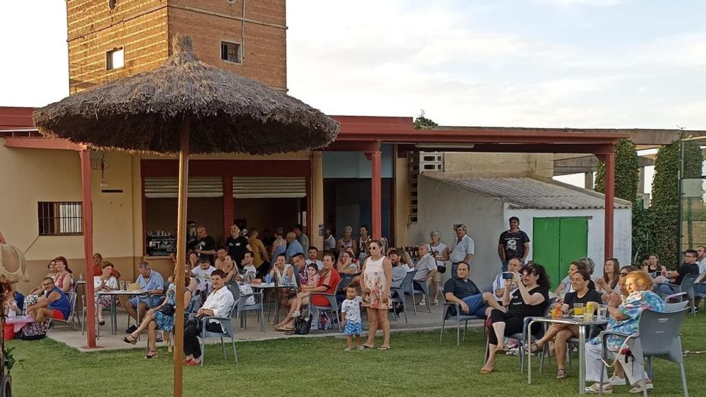 Piscina de La Seca con el bar al fondo