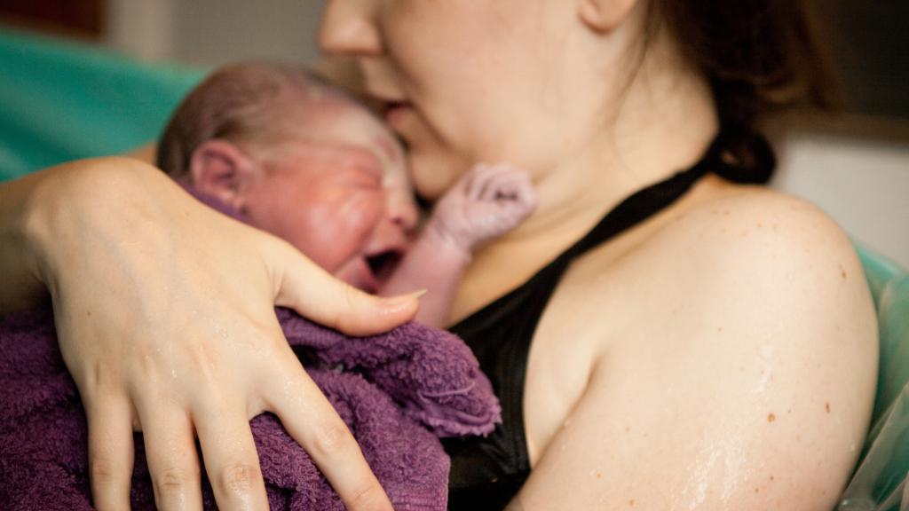 Una madre con su bebé recién nacido.