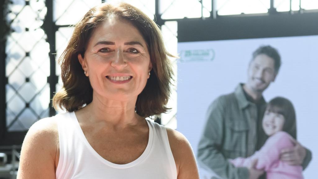 La directora gaditana Ángeles Reiné, posa delante del cartel de su segunda película, 'Héroes de barrio'. / Foto: Raúl Caro (Efe)