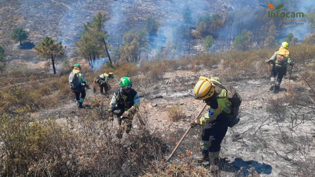 Bomberos en el incendio de Valdepeñas de la Sierra. Foto: Plan INFOCAM.