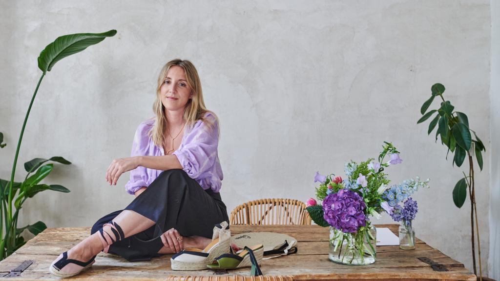 Cristina Ruiz Montesinos mostrando las alpargatas diseñadas para novias.