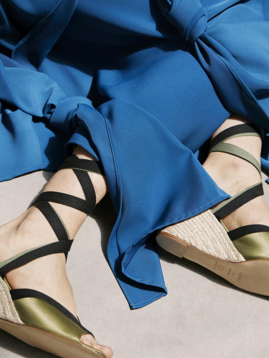 Las alpargatas están realizadas en yute y seda.