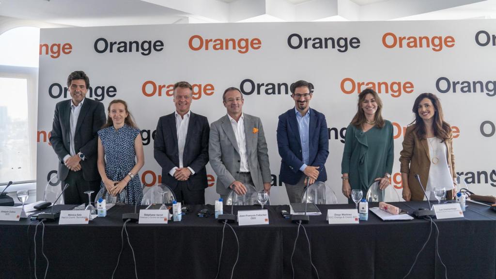 Joaquín Colino, Mónica Sala, Stéphane Barret, Jean François Fallacher, Diego Martínez, Luz Usamentiaga y Beatriz Valverde, en la rueda de prensa de los resultados de Orange del primer semestre.