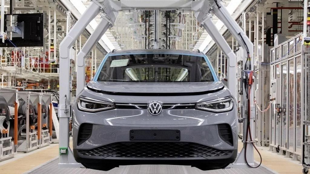 Producción del coche eléctrico Volkswagen ID.4 en la planta de Emden.