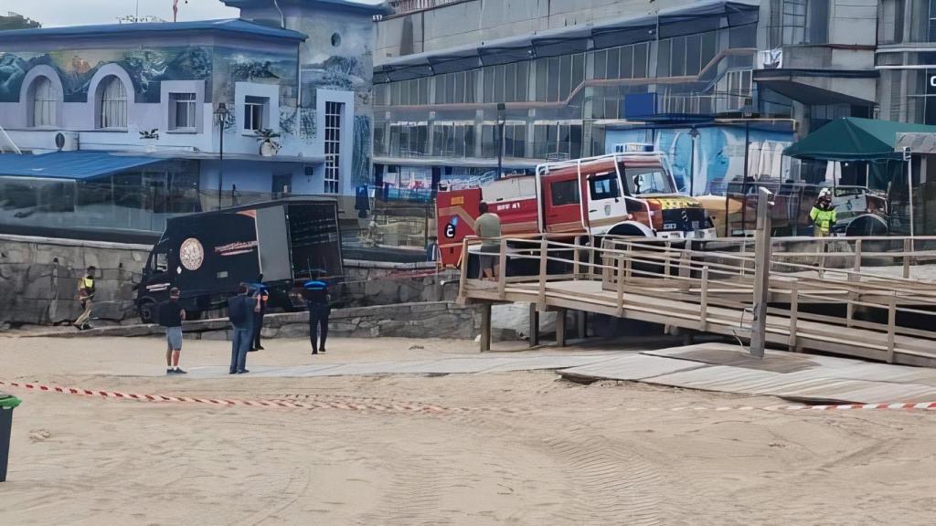 Los bomberos de A Coruña remolcan un camión en la playa de San Amaro.