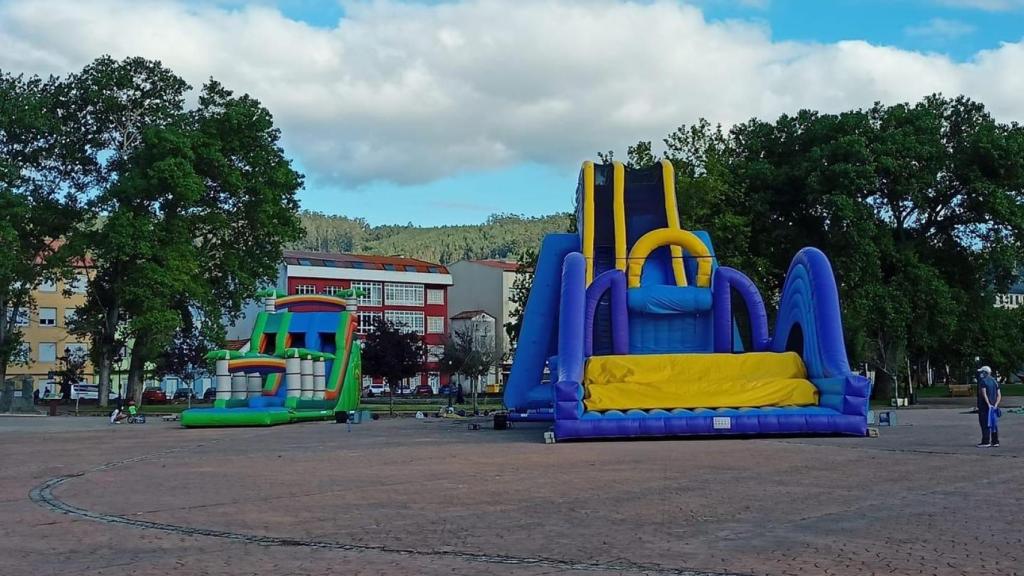 Abiertos desde hoy los toboganes acuáticos gigantes para niños y adultos en Cedeira (A Coruña)
