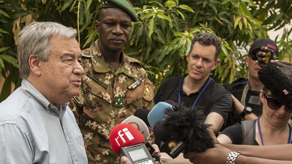 El secretario general António Guterres habla con periodistas en Malí.
