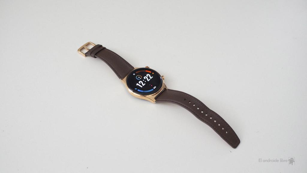 Honor Watch GS 3 sobre la mesa