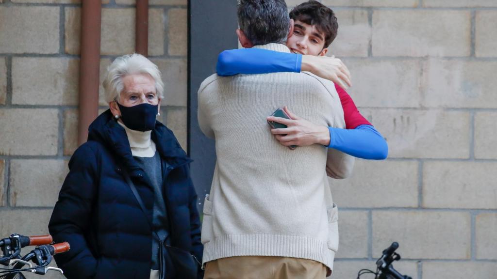 Urdangarin junto a su madre, Claire, y su hijo Pablo en una imagen tomada en marzo de 2022.