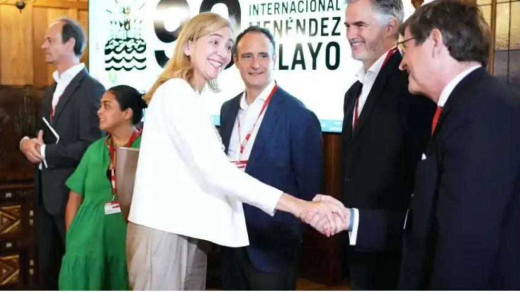 La infanta saluda a los asistentes al encuentro de empresas en Santander.