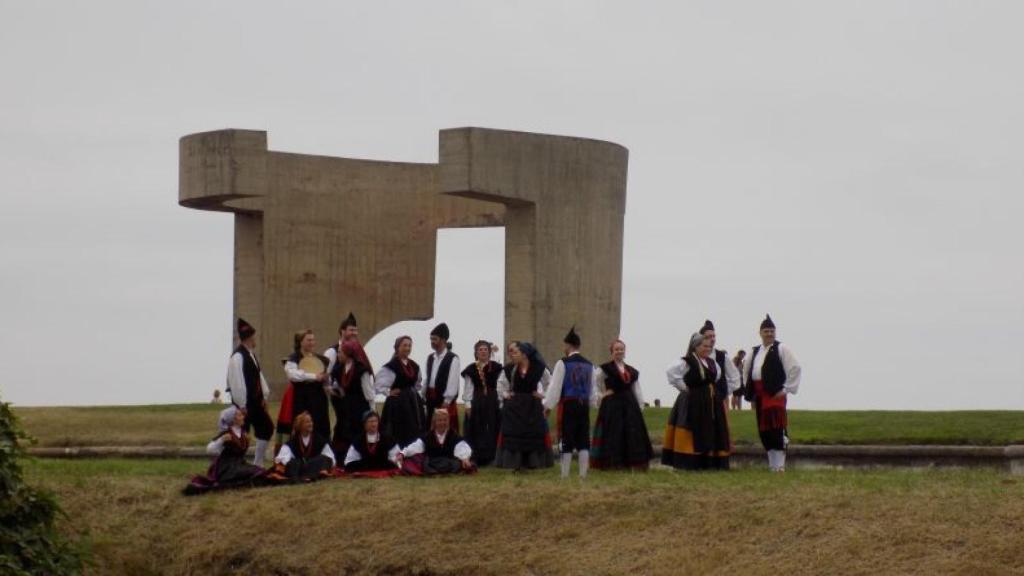 Personas vestidas con los trajes tradicionales asturianos por el Día de Asturias.