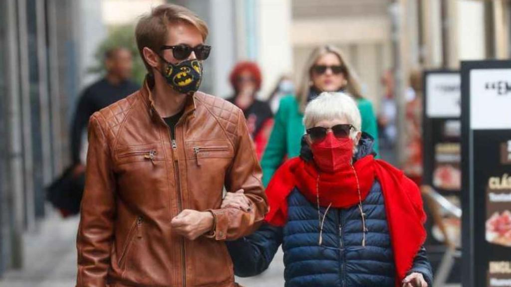 La artista Concha Velasco y su hijo, Manuel Martínez Velasco, por las calles de Logroño en 2021.