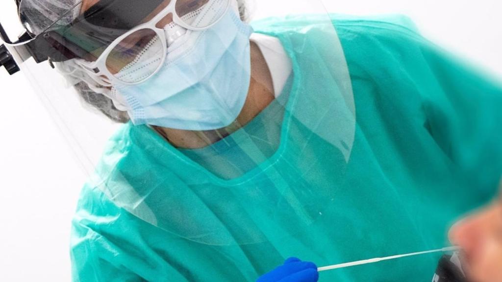 Un profesional sanitario realiza una PCR.