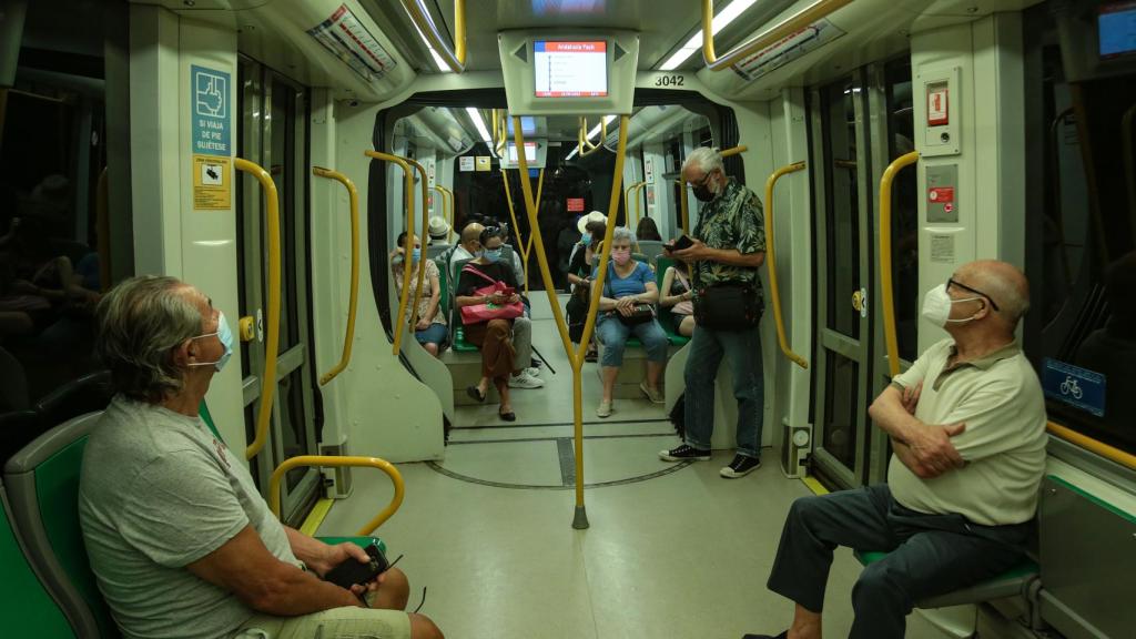 Varios pasajeros en el interior de uno de los trenes del Metro de Málaga.