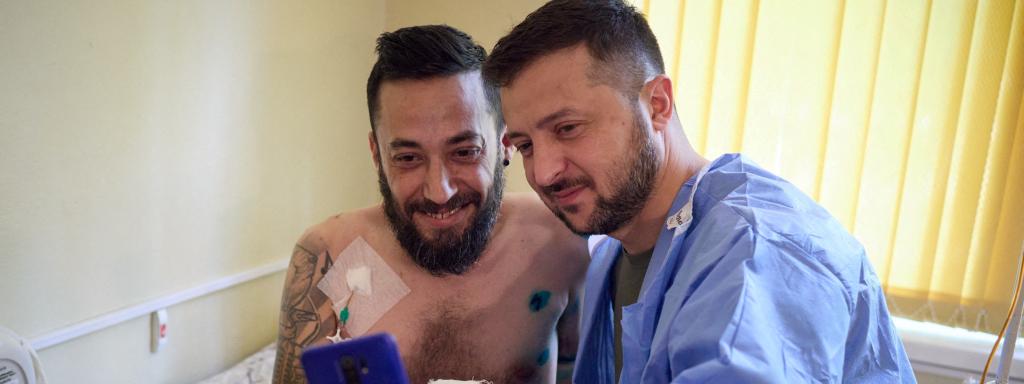 El presidente ucraniano, Volodimir Zelenski, junto a uno de sus soldados en un hospital de Odesa, al que ha acudido para visitar a sus tropas este viernes 29 de julio