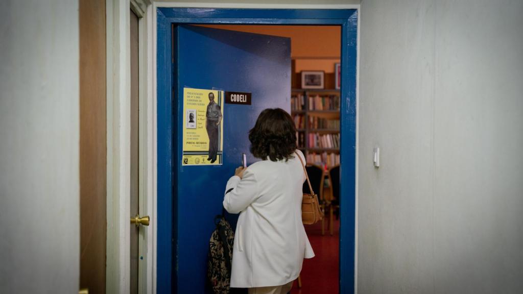 Cristina cierra la puerta de Codeli, donde se encuentra su parroquia.