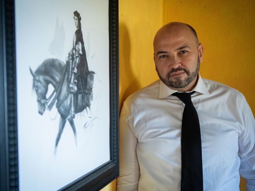 El abogado junto a su cuadro del Gran Capitán, en su despacho.