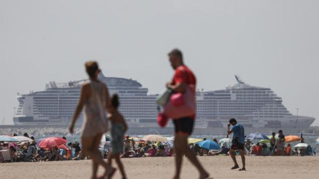 Una playa valenciana con un crucero de fondo, la semana pasada.