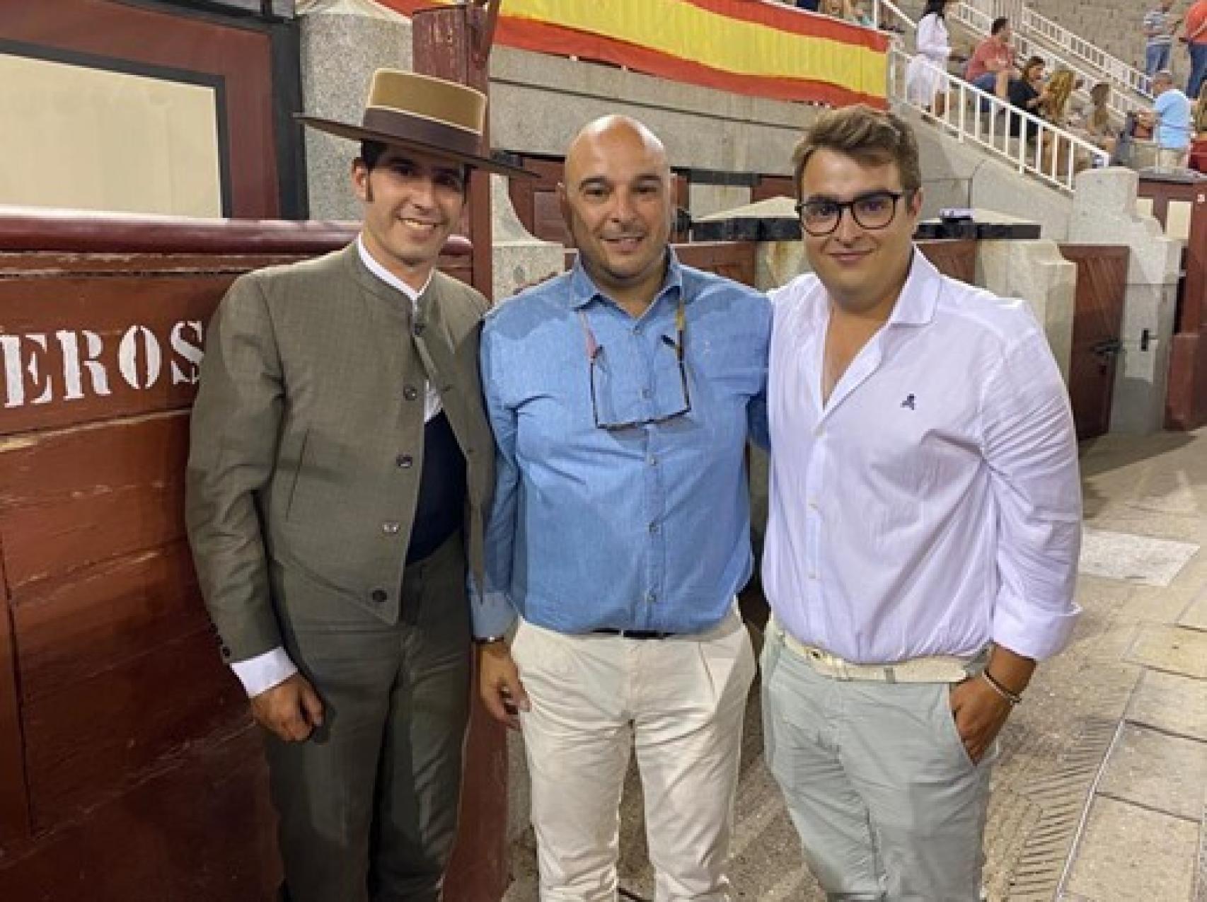 El ganadero, Jesús Pérez, flanqueado por el mayoral de la ganadería y su hijo Jesús