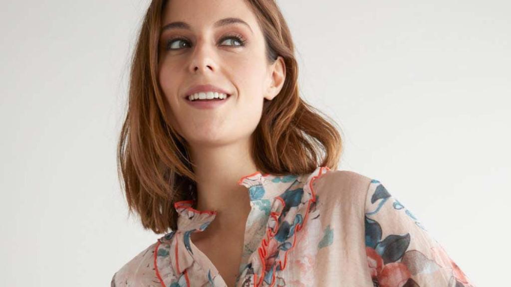 Modelo con un 'look' de estampado floral.
