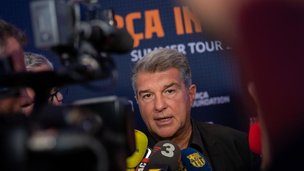 Joan Laporta, atendiendo a los medios en un acto del Barça