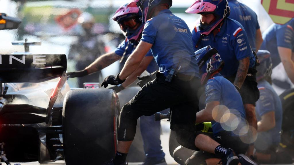 Los mecánicos de Alpine trabajan en el monoplaza de Fernando Alonso en Hungría