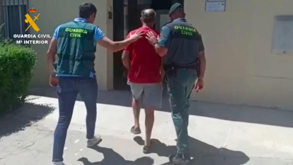 El detenido es conducido a la comandancia de la Guardia Civil.