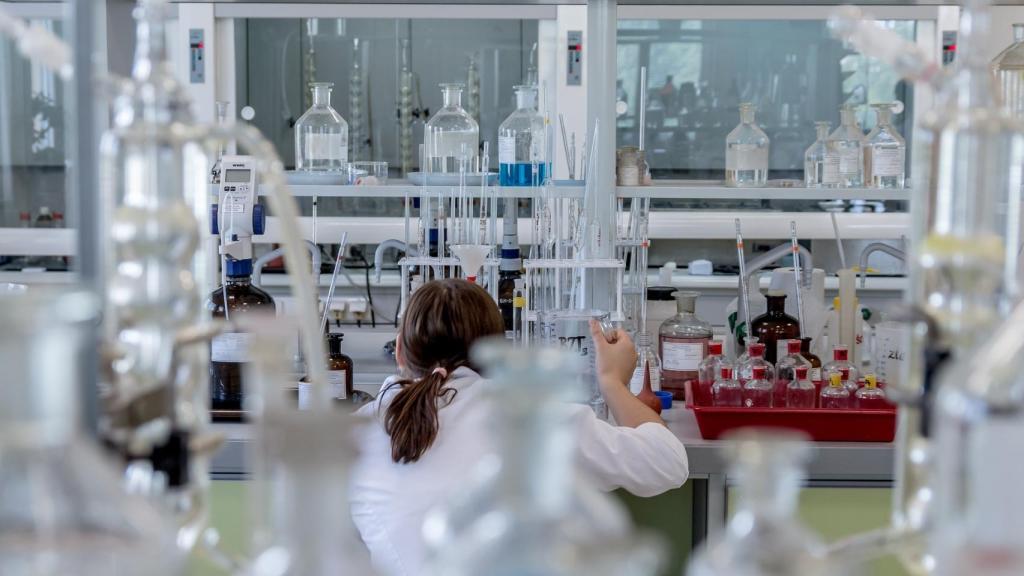 Una investigadora en un laboratorio