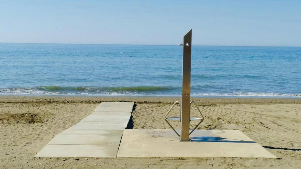 Imagen de una ducha en la playa.