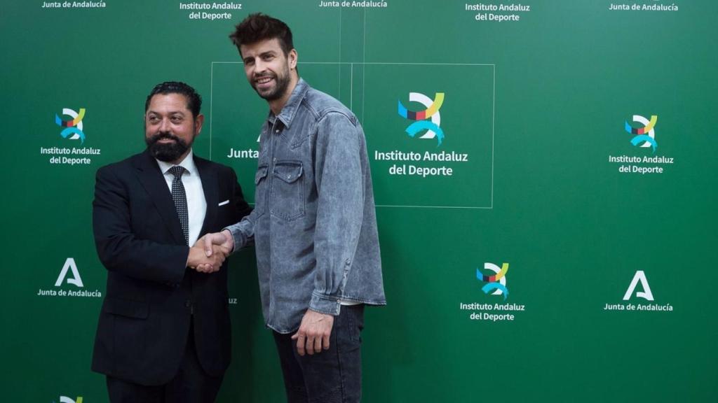 Gerard Piqué saluda al secretario general para el Deporte de la Junta de Andalucía, José María Arrabal, en una imagen del pasado mes de marzo.