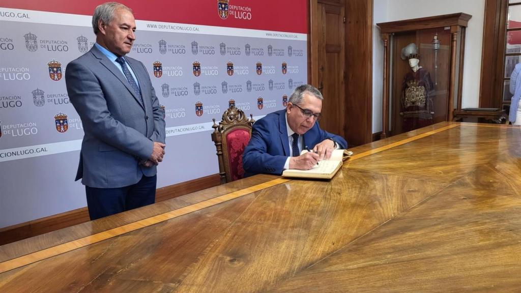 El presidente de la Diputación de Lugo, José Tomé, con el embajador cubano, Marcelino Medina
