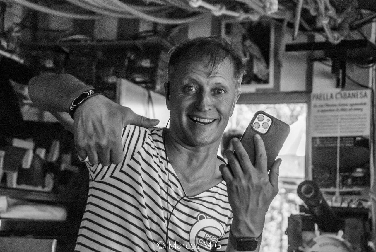 José Manuel en su local en la playa de A Magdalena (Cabanas)