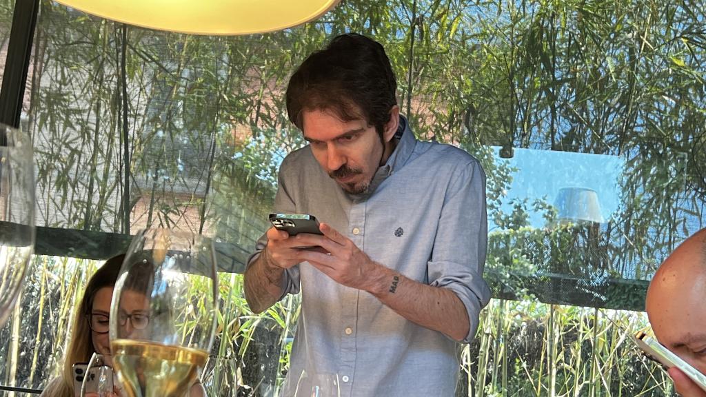 Rodrigo Rivas fotografiando con el iPhone 13 Pro en El Celler De Can Roca.