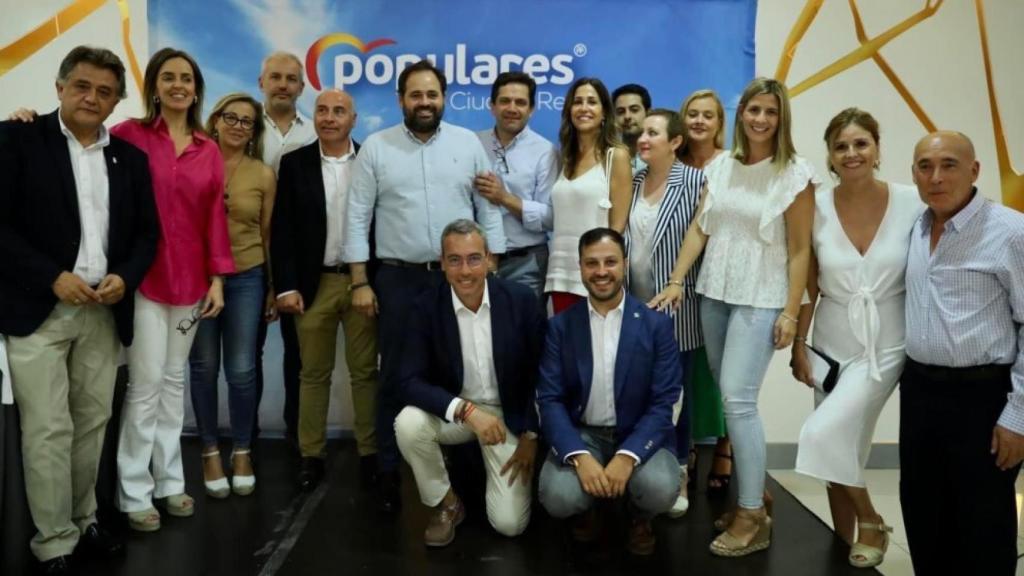 Foto de familia en torno a Paco Núñez en el Congreso del PP de Alcázar en el que se ha renovado la presidencia.