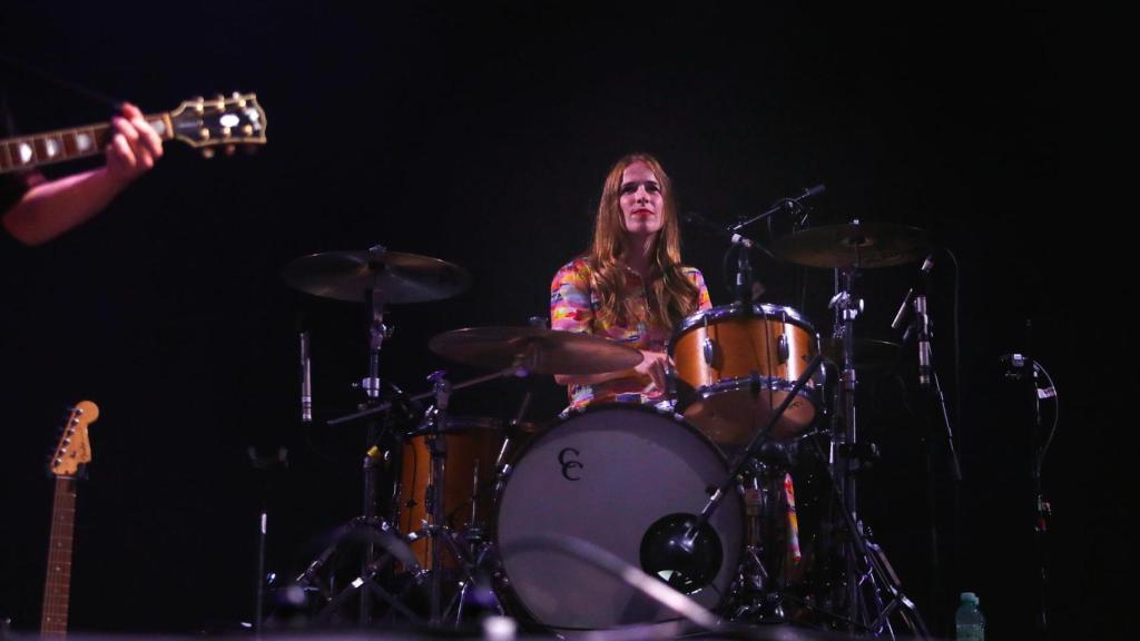 El batería de Metronomy durante la actuación.