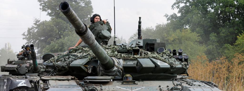 Tropas prorrusas patrullan cerca de la zona de Olenivka, en la región de Donetsk, este viernes 29 de julio