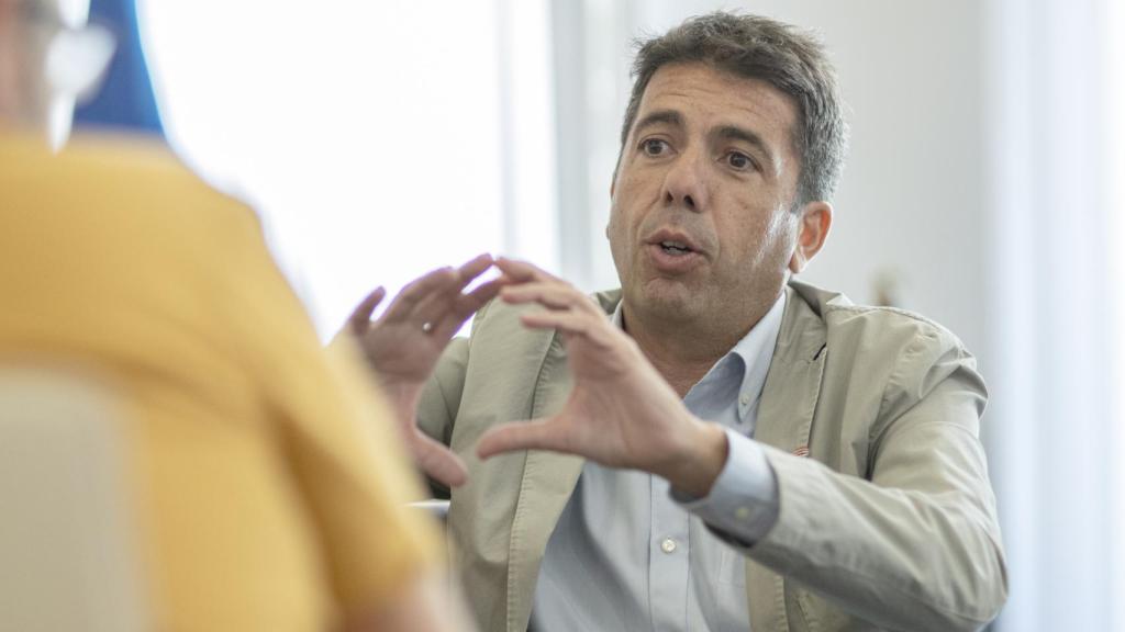 Otro momento en la entrevista de Mazón.