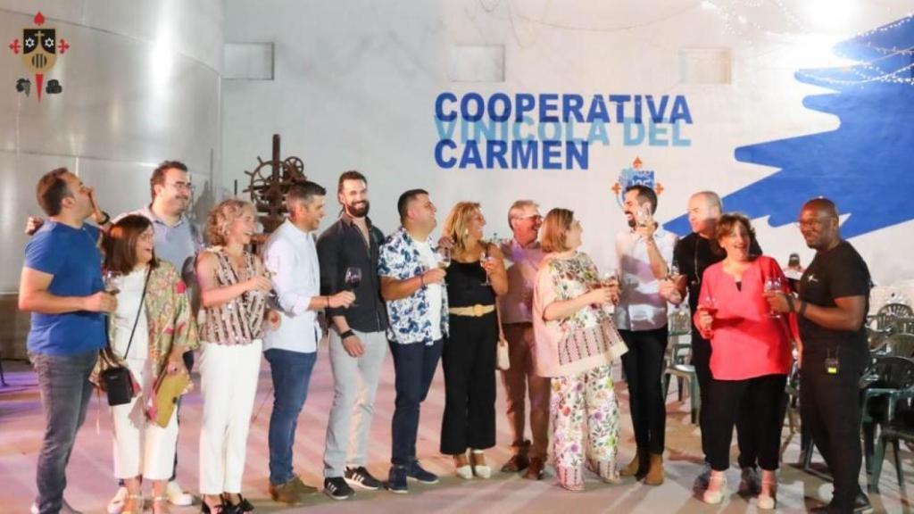 Los músicos con el alcalde y otros invitados.