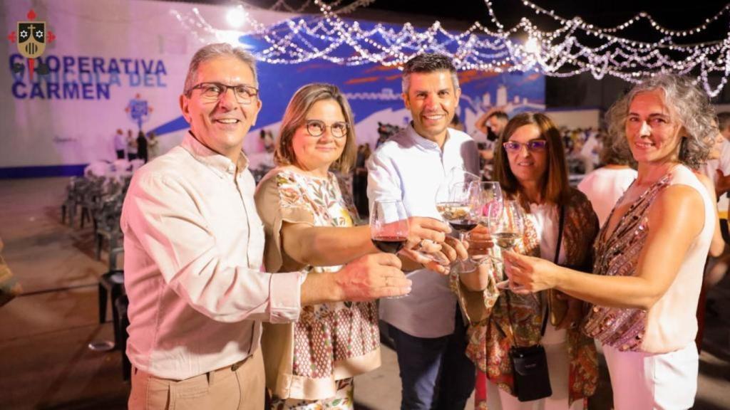 El alcalde, Santiago Lázaro (en el centro), junto a otros asistentes al Festival.