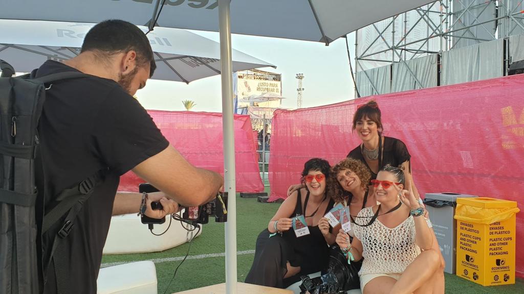 Lady Vaga son cuatro amigas que se convierten en banda por un día.