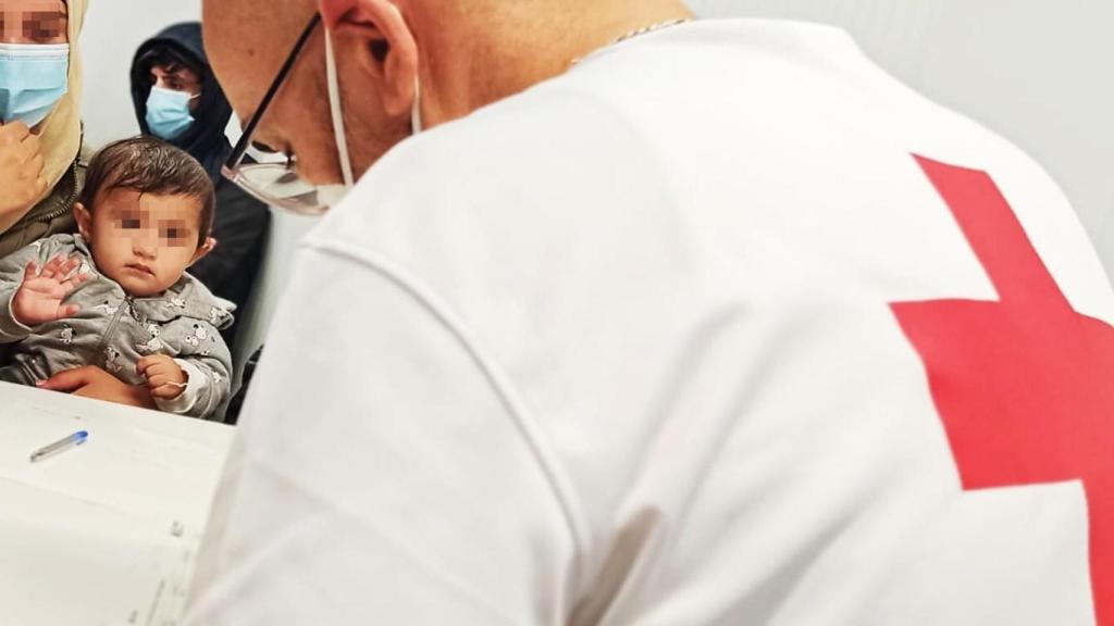 Una madre con su hijo rescatada en una patera, en imagen de archivo.