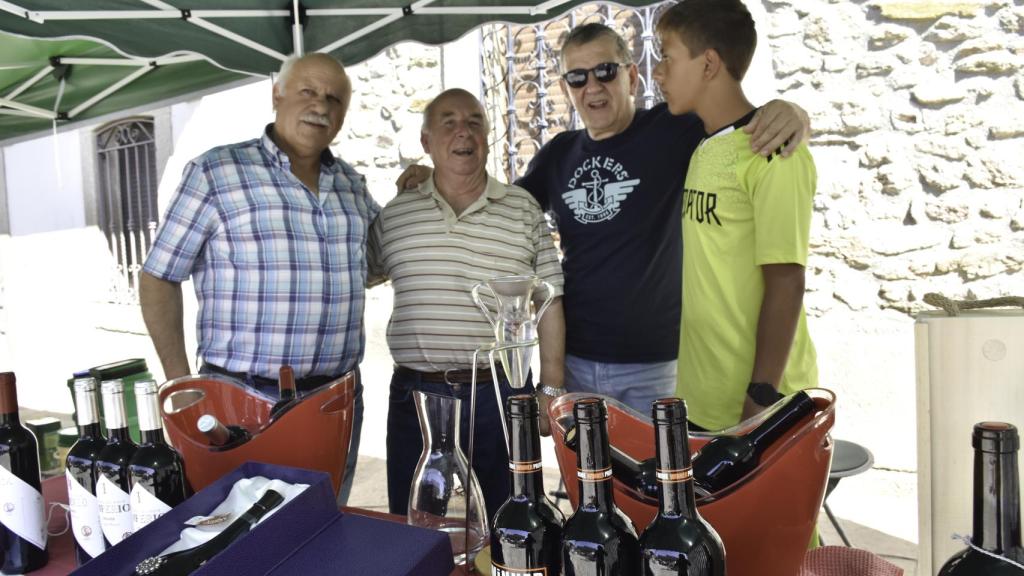 El alcalde de Hinojosa, José Francisco Bautista, visita el estand de Viña Romana de Villarino