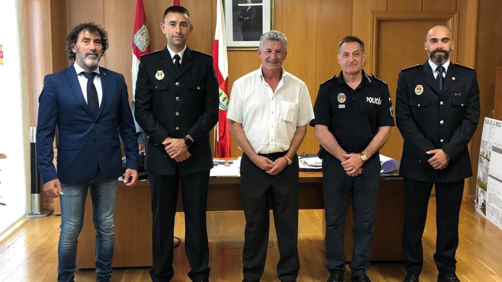 Toma de posesión de los dos nuevos oficiales de la policía local de Arroyo