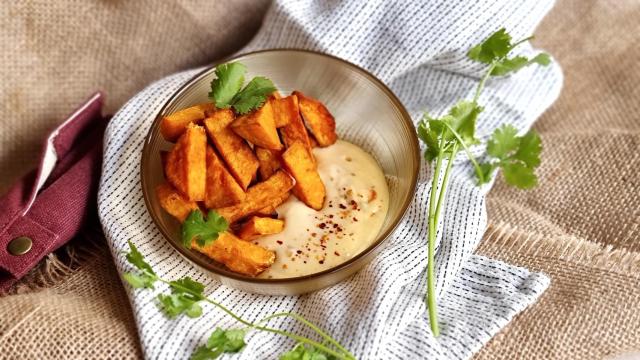 Boniatos fritos con salsa picante, el picoteo que no puede faltar este verano