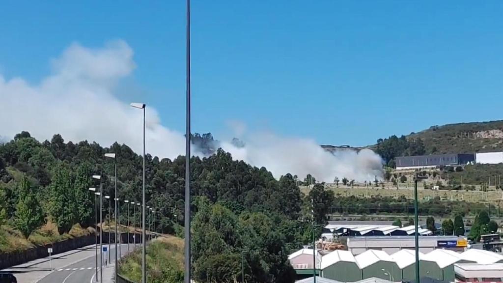 Incendio en el Polígono de Vío de A Coruña.