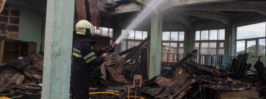 Tropas prorrusas patrullan cerca de la zona de Olenivka, en la región de Donetsk, este viernes 29 de julio