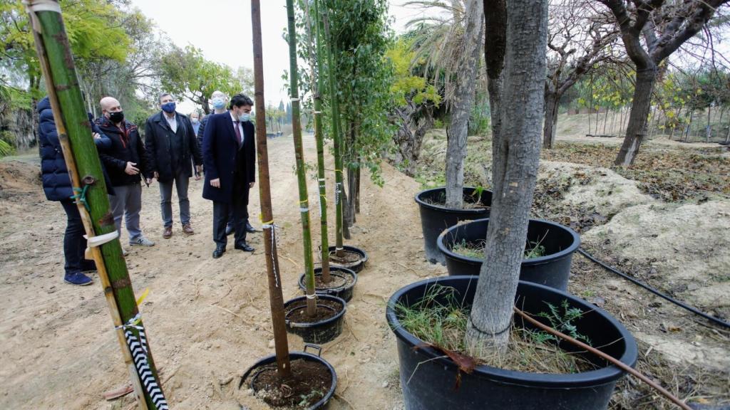 Visita del alcalde al vivero, en imagen de archivo.